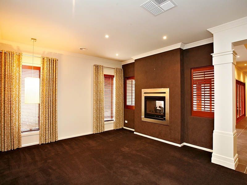 7 Selwyn Close, Caroline Springs VIC 3023