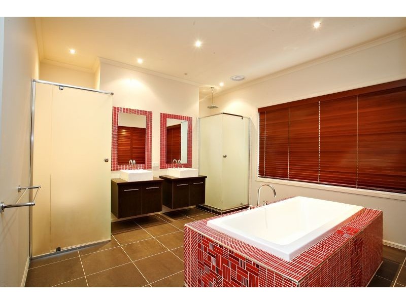 7 Selwyn Close, Caroline Springs VIC 3023