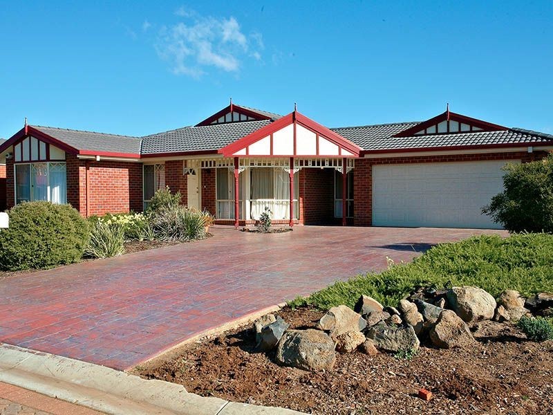 9 Monica Avenue, Caroline Springs VIC 3023