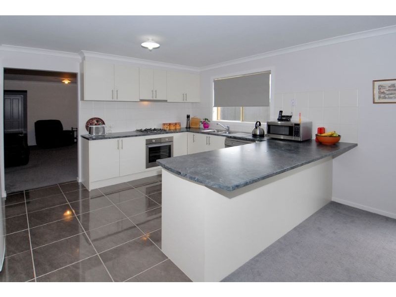 8 Amron Close, Deer Park VIC 3023