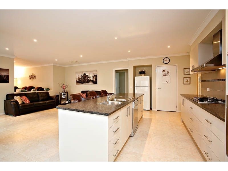 11 Glenbrook Ave, Cairnlea VIC 3023