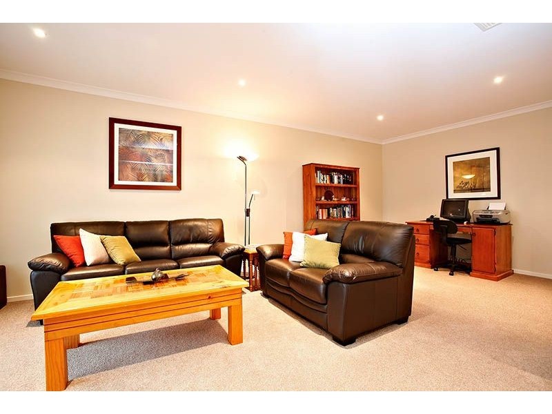11 Glenbrook Ave, Cairnlea VIC 3023