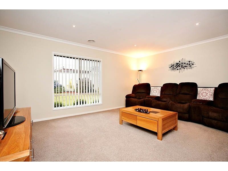 11 Glenbrook Ave, Cairnlea VIC 3023