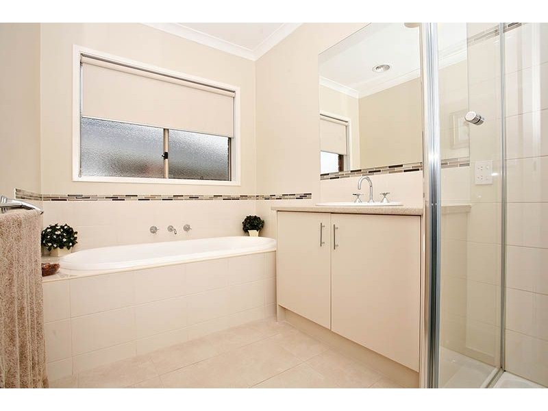 11 Glenbrook Ave, Cairnlea VIC 3023