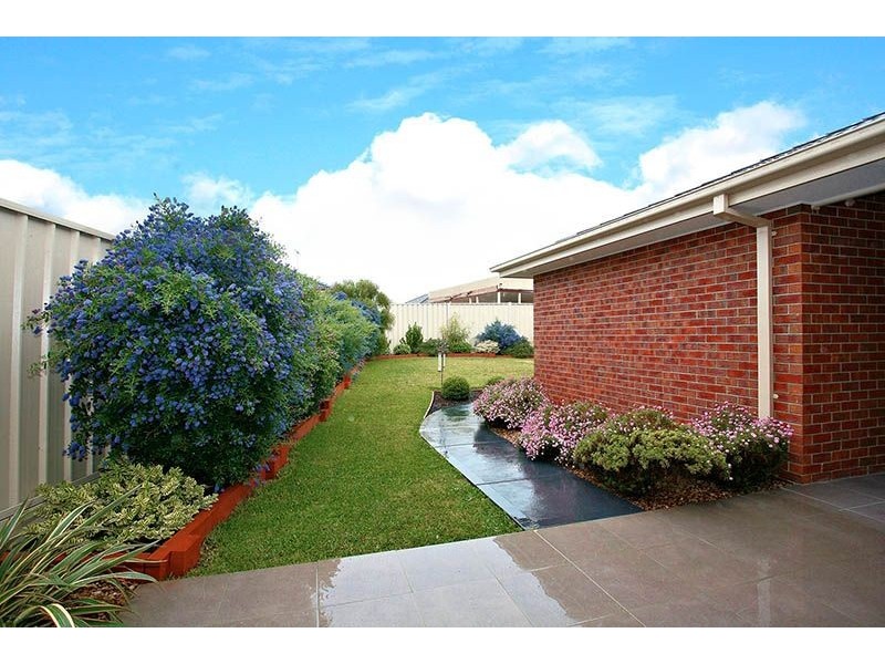 11 Glenbrook Ave, Cairnlea VIC 3023