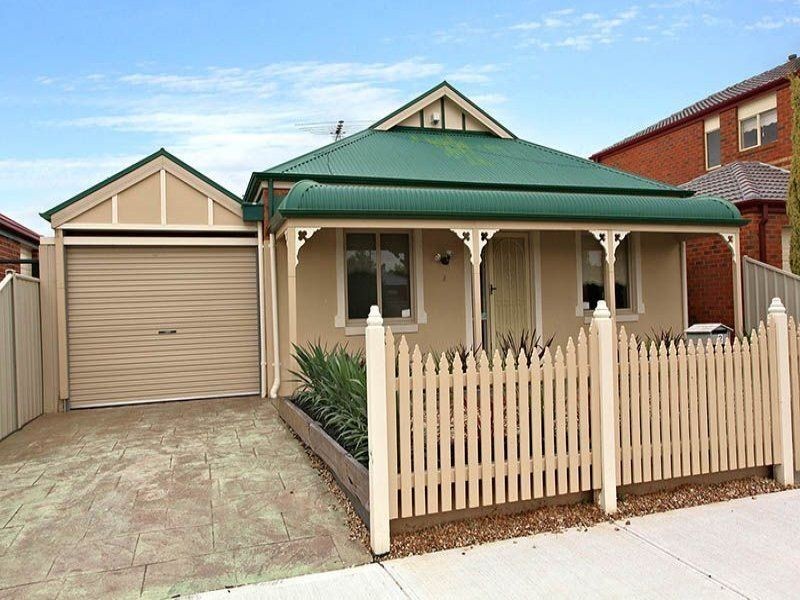 2 Hammersley Place, Caroline Springs VIC 3023