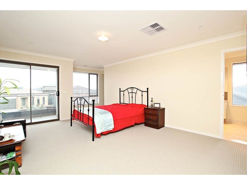 8 Appleby Loop, Derrimut VIC 3030