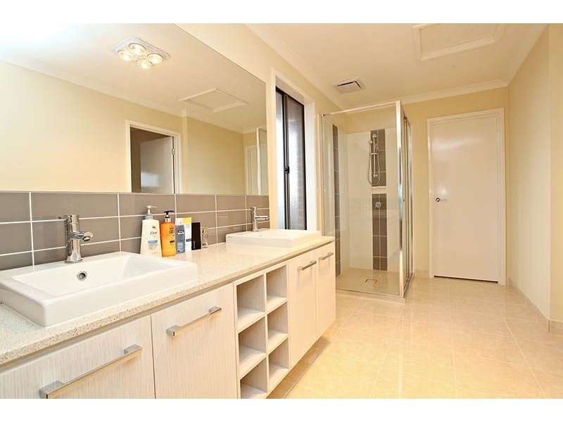 8 Appleby Loop, Derrimut VIC 3030