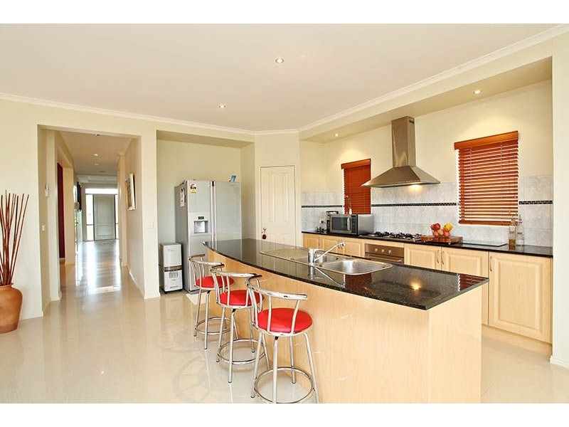 6 Osterley Close, Caroline Springs VIC 3023
