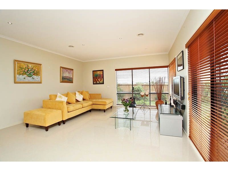 6 Osterley Close, Caroline Springs VIC 3023