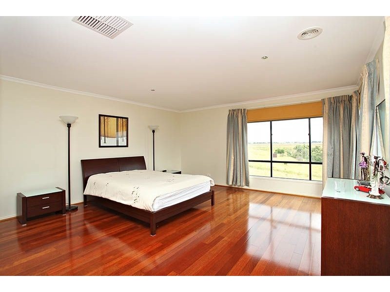 6 Osterley Close, Caroline Springs VIC 3023