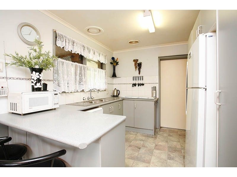 6 Ravenslea Crescent, Deer Park VIC 3023