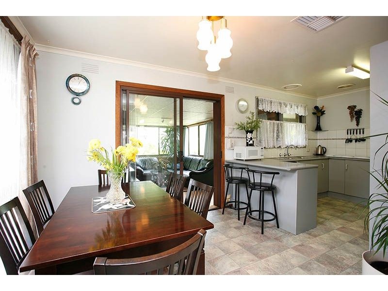 6 Ravenslea Crescent, Deer Park VIC 3023
