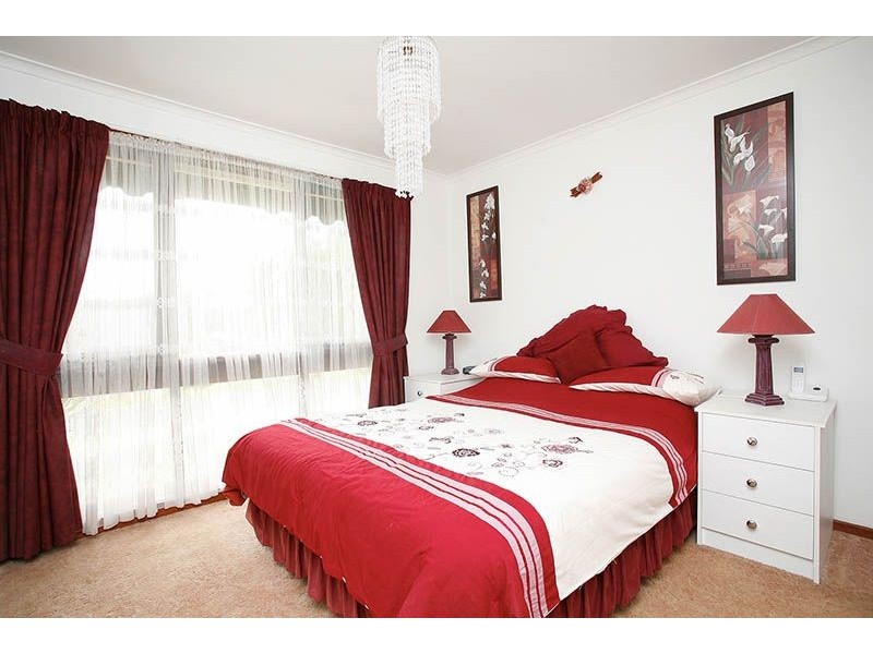 6 Ravenslea Crescent, Deer Park VIC 3023