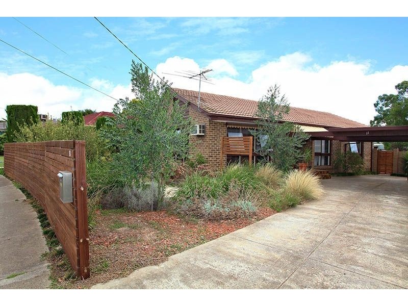 11 Ravenslea Crescent, Deer Park VIC 3023