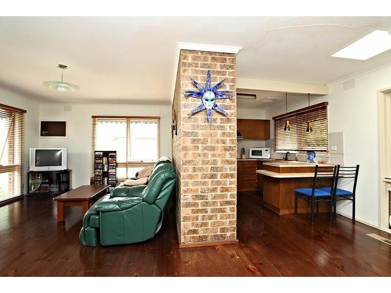 11 Ravenslea Crescent, Deer Park VIC 3023