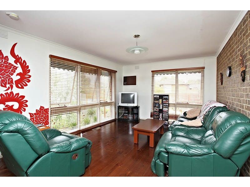 11 Ravenslea Crescent, Deer Park VIC 3023