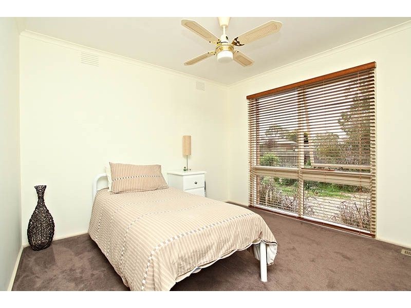 11 Ravenslea Crescent, Deer Park VIC 3023