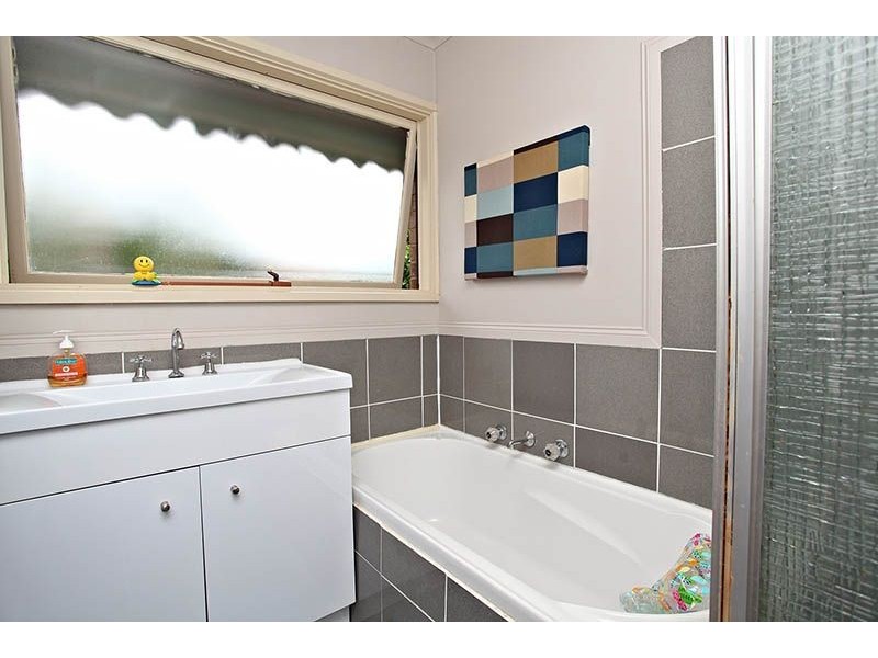 11 Ravenslea Crescent, Deer Park VIC 3023