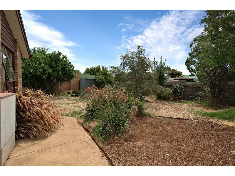 11 Ravenslea Crescent, Deer Park VIC 3023