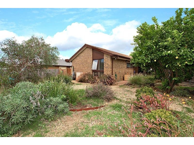 11 Ravenslea Crescent, Deer Park VIC 3023