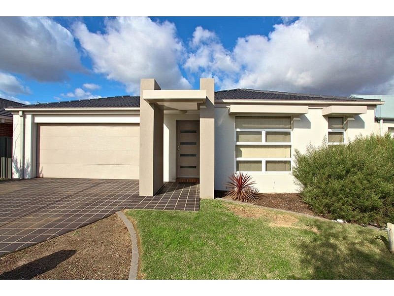 32 Pioneer Drive, Deer Park VIC 3023