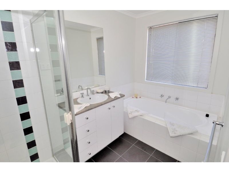 30 Howard Place, Deer Park VIC 3023