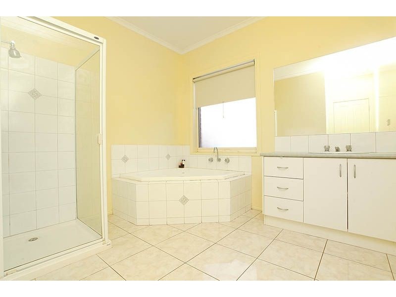 3/36a Robinsons Road, Deer Park VIC 3023