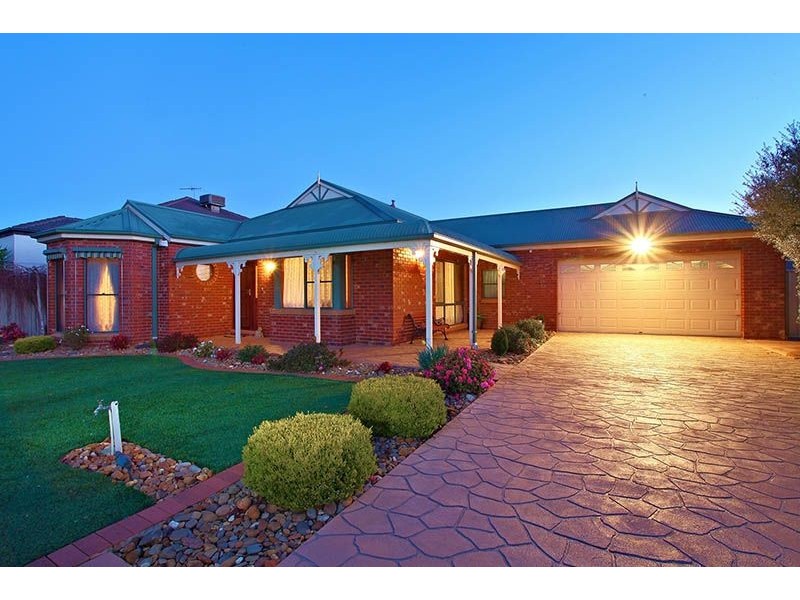 41 Springlake Avenue, Caroline Springs VIC 3023