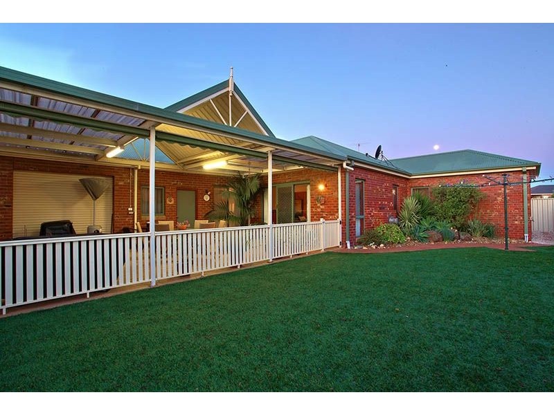 41 Springlake Avenue, Caroline Springs VIC 3023