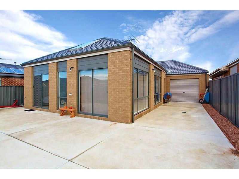 6 Jonah Parade, Deer Park VIC 3023