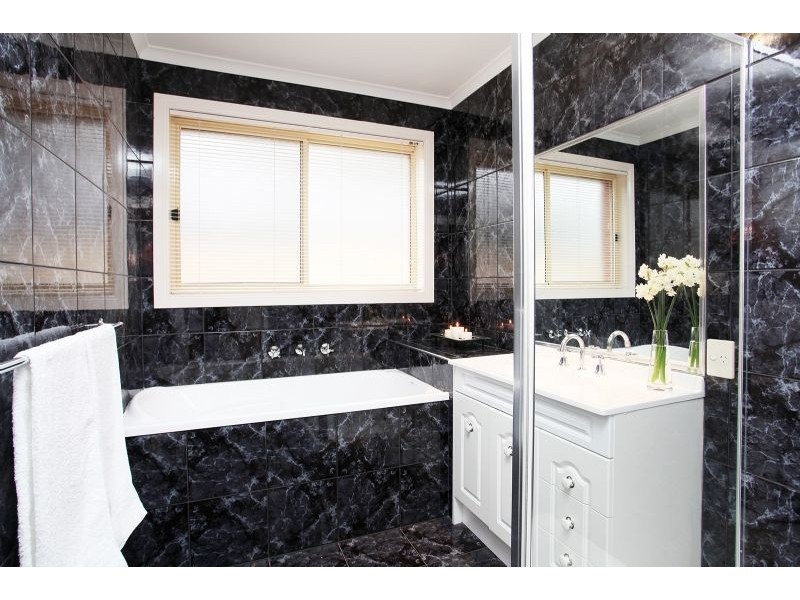 10 Silverdale Walk, Cairnlea VIC 3023