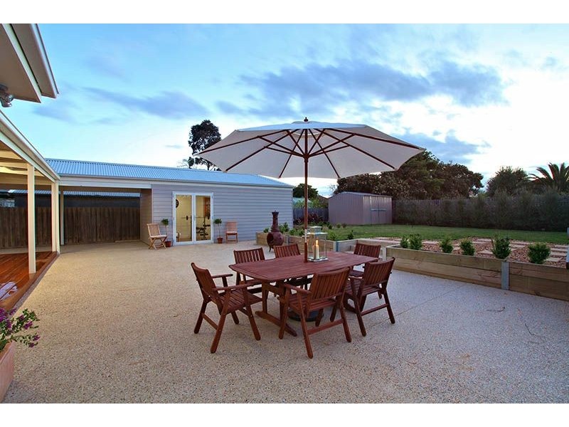 15 Neimur Avenue, Deer Park VIC 3023