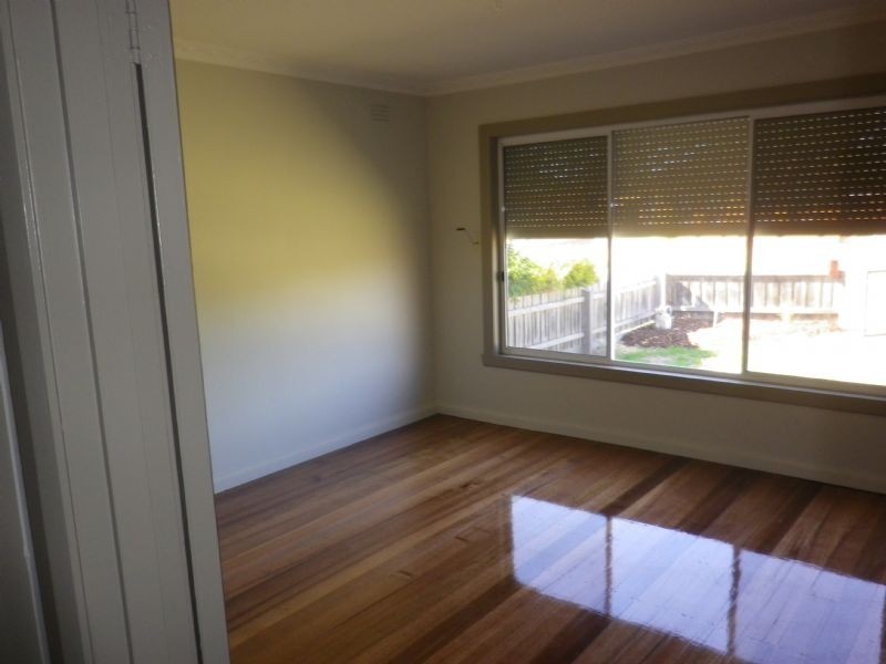 8 Croydon Avenue, Deer Park VIC 3023