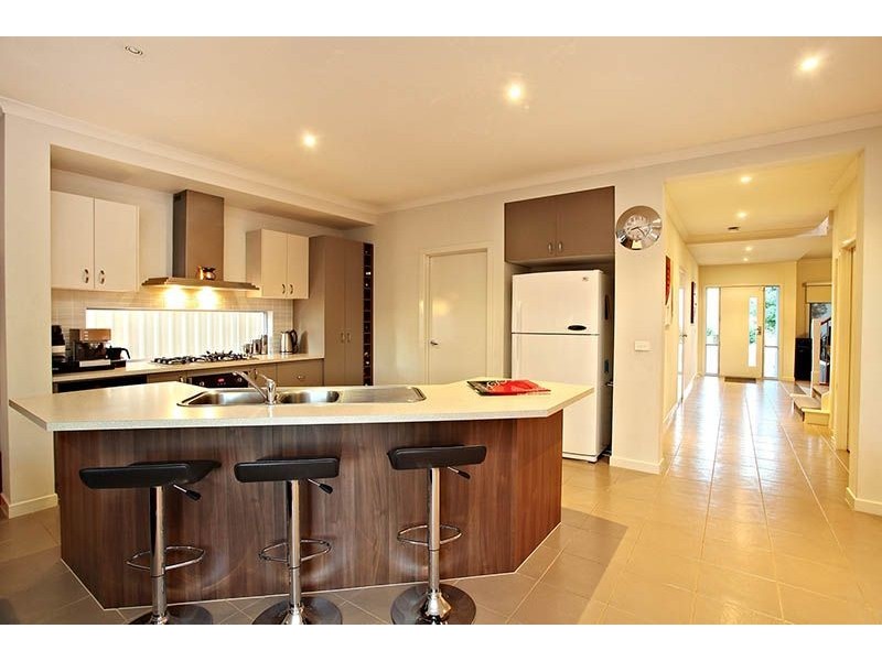 6 Oldis Close, Caroline Springs VIC 3023