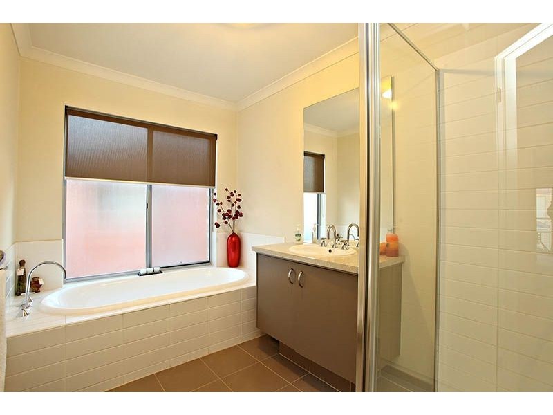 6 Oldis Close, Caroline Springs VIC 3023