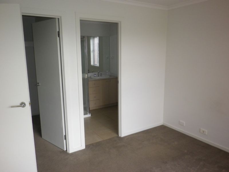 18 Edmondshaw Drive, Deer Park VIC 3023