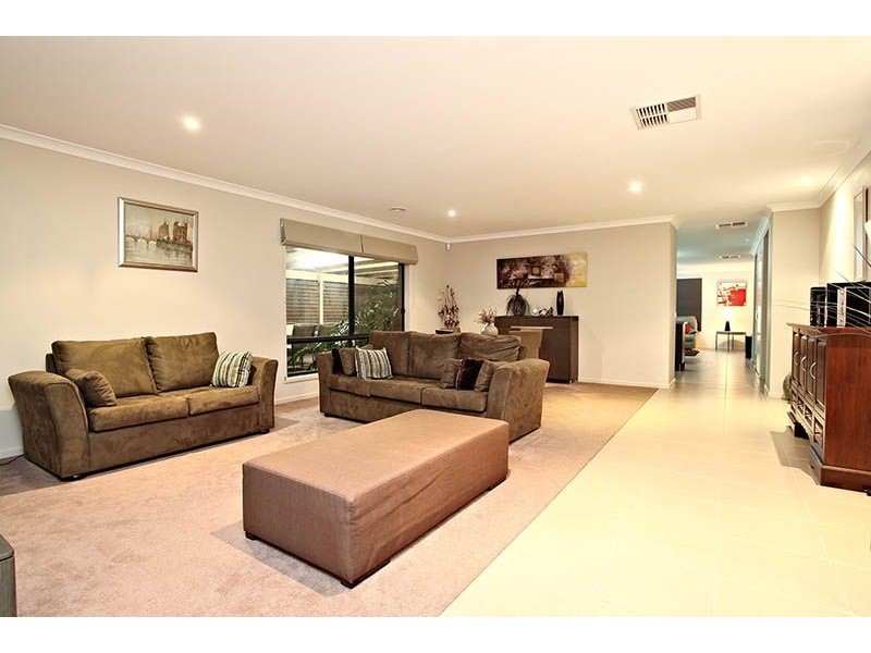 16 Dalmuir Boulevard, Deer Park VIC 3023