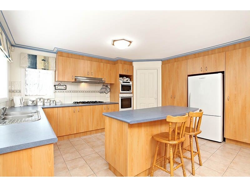 6 Corowa Crescent, Burnside VIC 3023