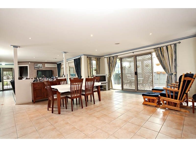 6 Corowa Crescent, Burnside VIC 3023