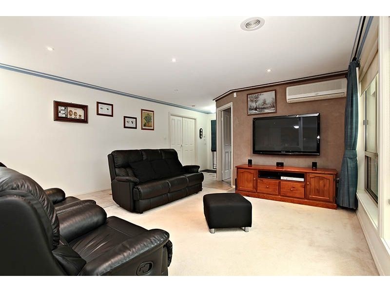 6 Corowa Crescent, Burnside VIC 3023