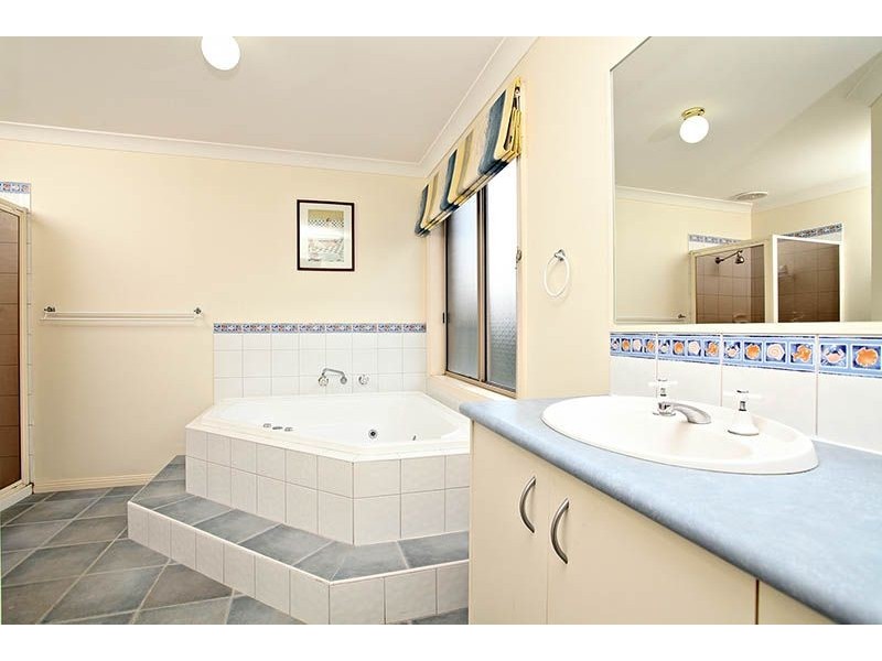 6 Corowa Crescent, Burnside VIC 3023