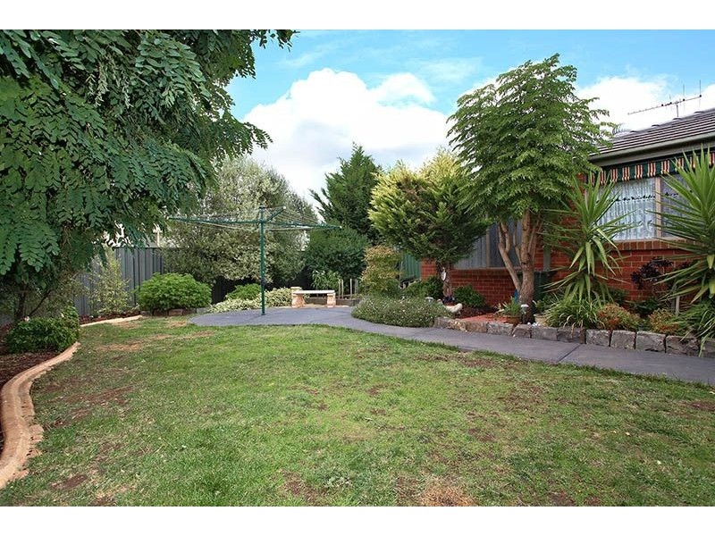 6 Corowa Crescent, Burnside VIC 3023