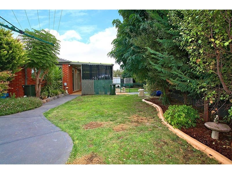 6 Corowa Crescent, Burnside VIC 3023