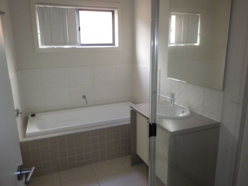 102 Duncombe Park Way, Deer Park VIC 3023