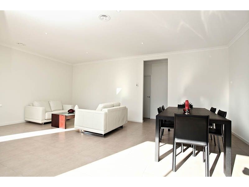 2/76 Welwyn Parade, Deer Park VIC 3023