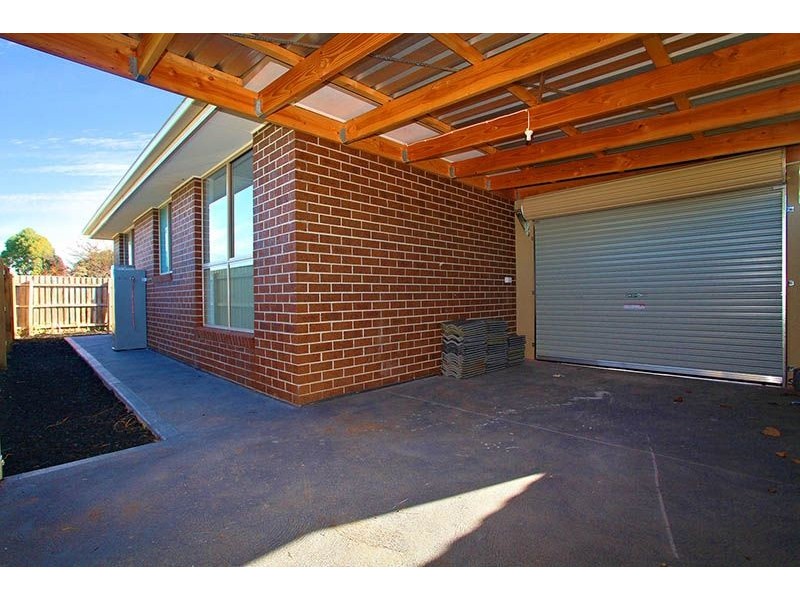 2/76 Welwyn Parade, Deer Park VIC 3023