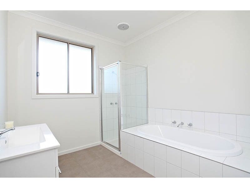 2/76 Welwyn Parade, Deer Park VIC 3023