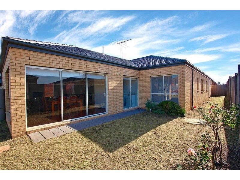 24 Lanark Place, Deer Park VIC 3023