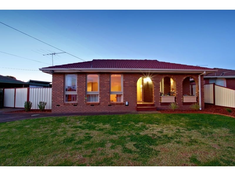10 Peterborough Crescent, Deer Park VIC 3023